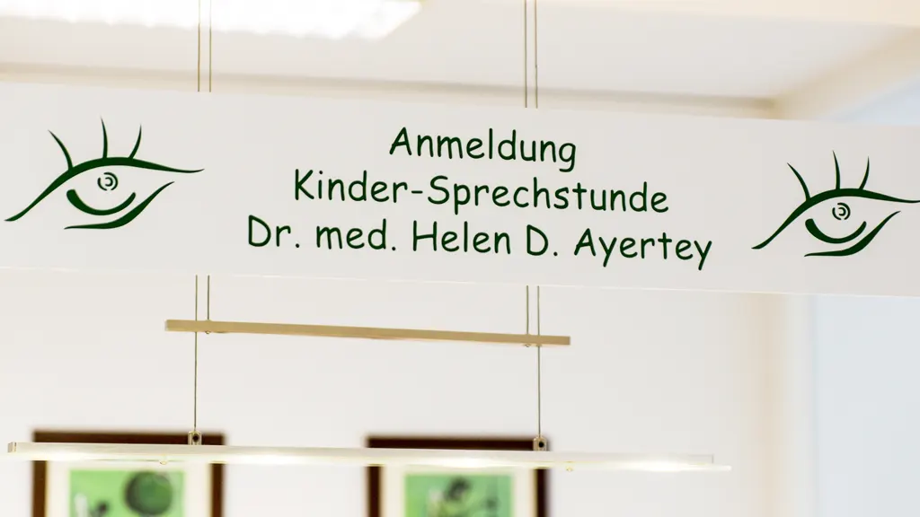 Anmeldung für die Kinder-Sprechstunde der Augenarztpraxis von Dr. med. Helen D. Ayertey in Hürth